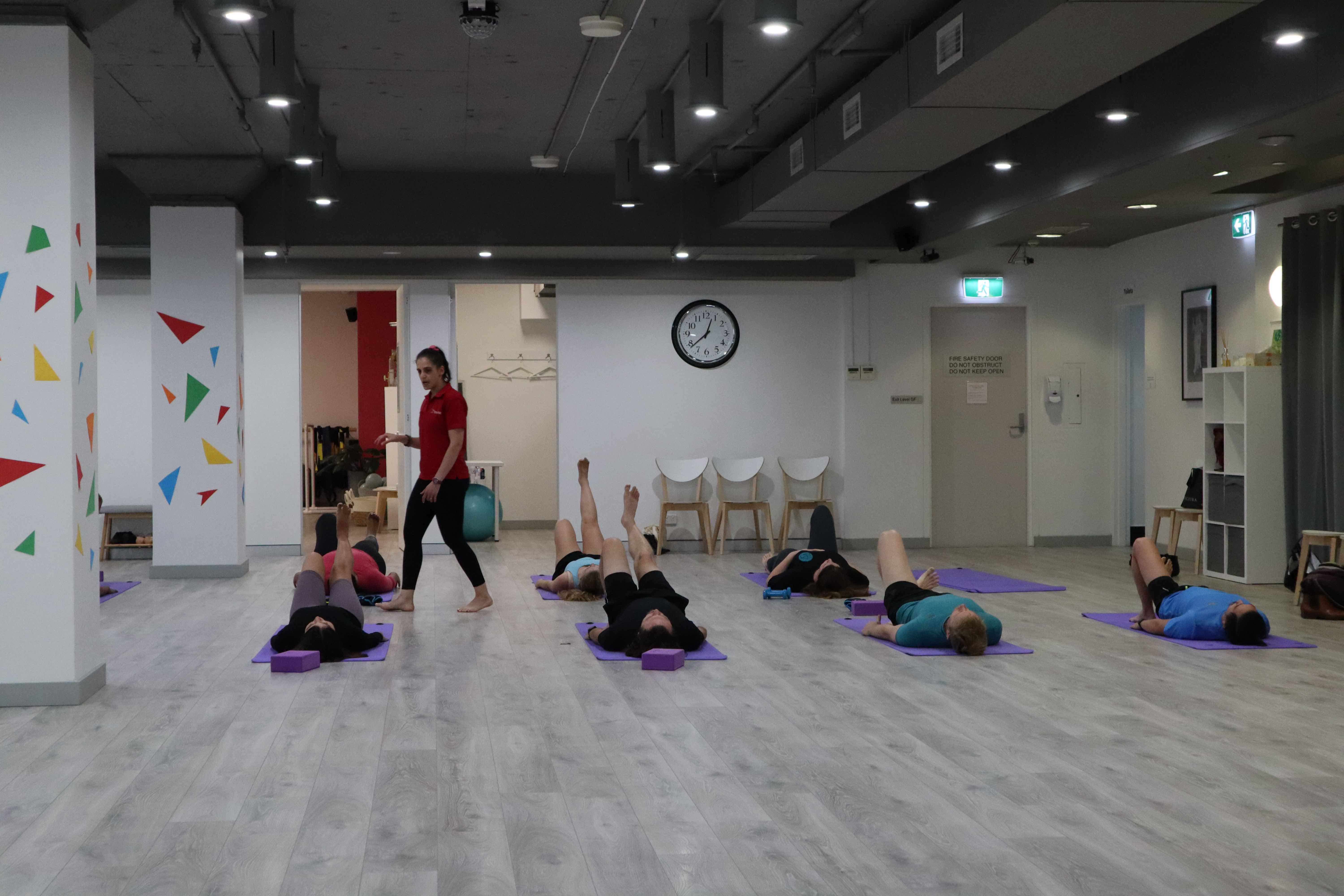 Istruttrice di Pilates in posa concentrata